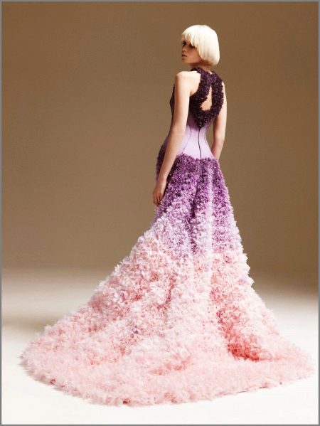 Robe avec un train rose