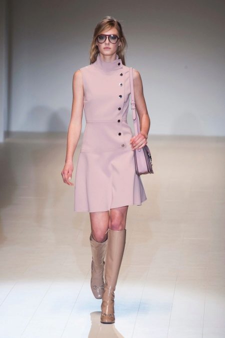 Robe rose fermée