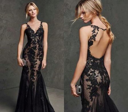 Robe chair avec dentelle noire et nudité