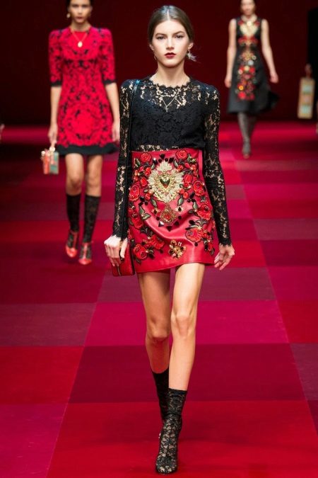 Robe cerise avec dentelle noire