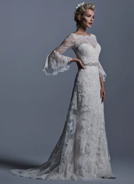 Robe de mariée en guipure avec un train