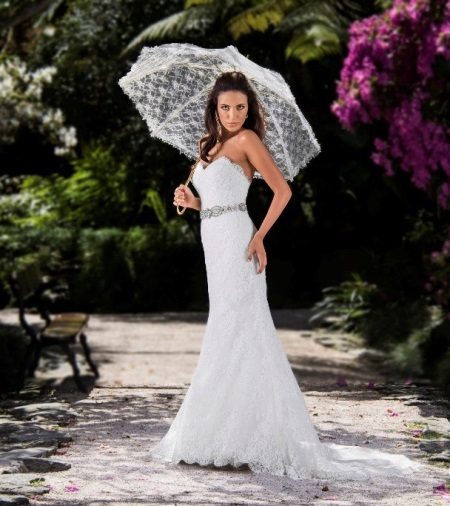Robe de mariée en guipure avec un parapluie