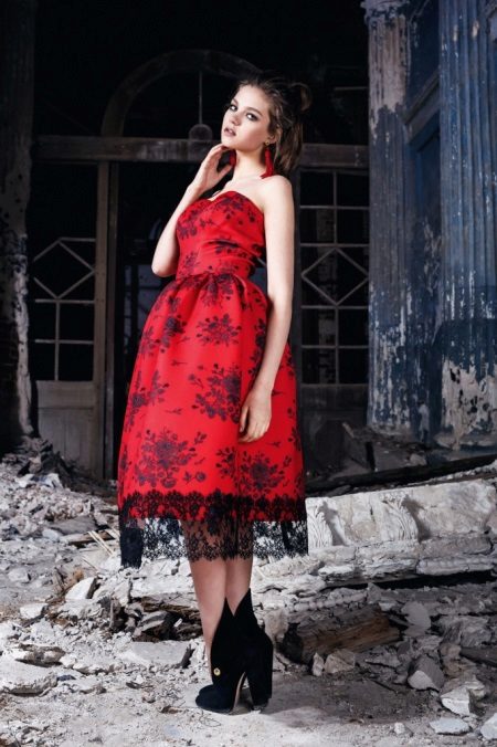 Robe rouge avec dentelle noire