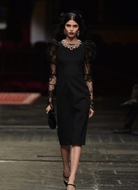 Robe de style Chanel à manches en guipure