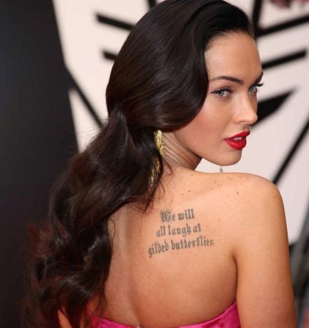 Couleur de cheveux foncé avec brillance rouge pour les femmes du type de couleur hiver