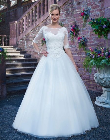Crinoline az esküvői ruha alatt álló anyaggal