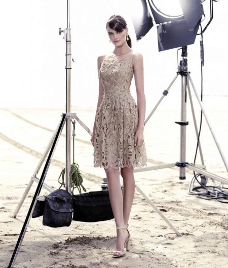 robe en dentelle beige