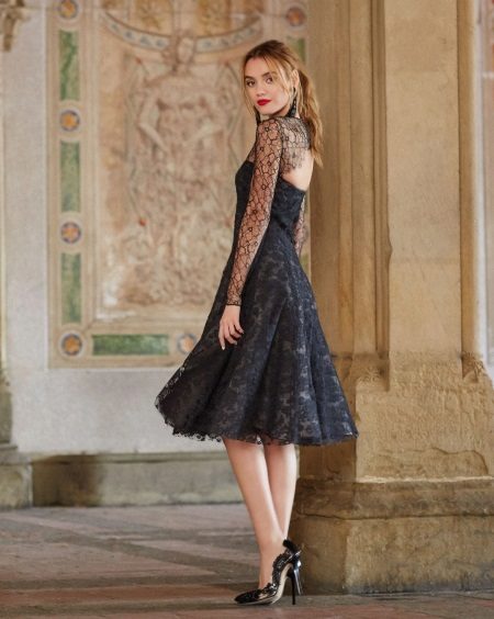 Robe en dentelle dans le style d'un nouvel arc
