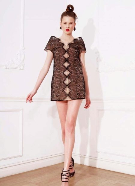 Mini robe en dentelle