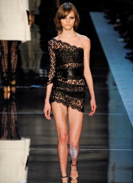 Robe courte en dentelle transparente sur une épaule