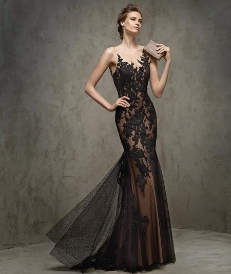 Robe en dentelle avec rose de Klara