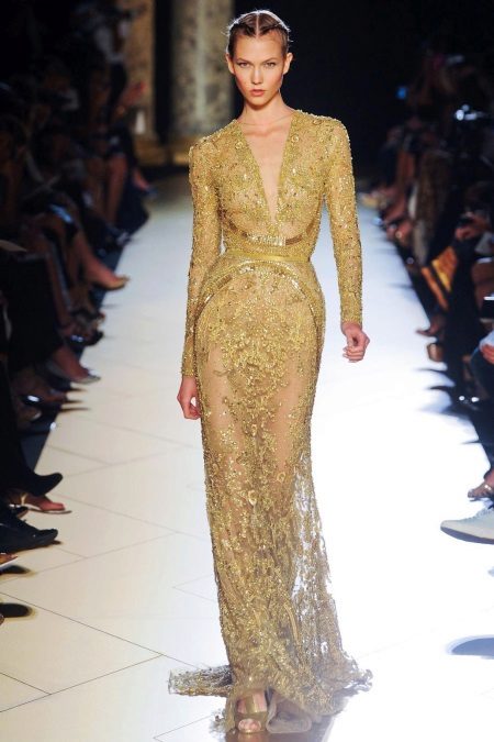 Robe en dentelle dorée