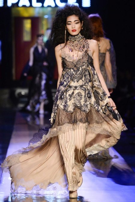 Robe avec empiècements en dentelle