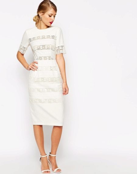 Robe en lin blanc avec dentelle