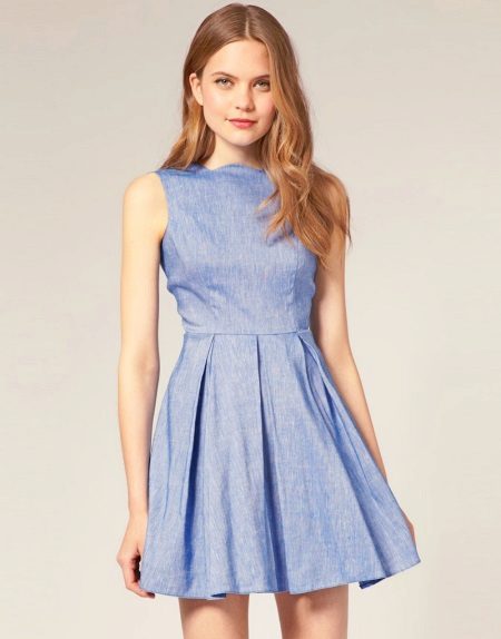 Robe courte en lin avec jupe plissée