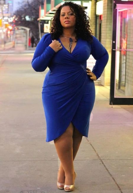 Robe bleue avec une odeur pour les femmes obèses