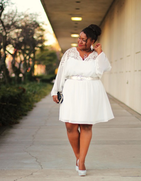 Robe blanche, bretelle trapèze de longueur moyenne pour femme pleine