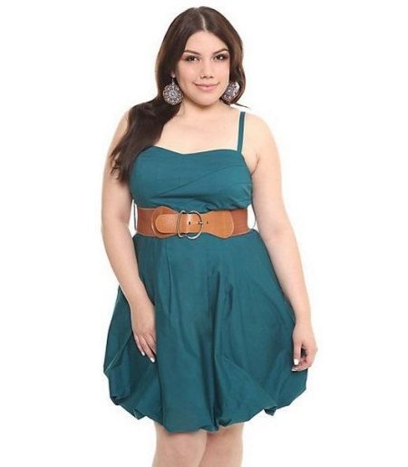Robe-ballon pour les femmes obèses avec une figure de pomme