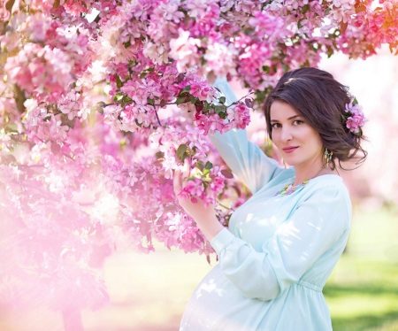 Séance photo d'une femme enceinte dans la nature