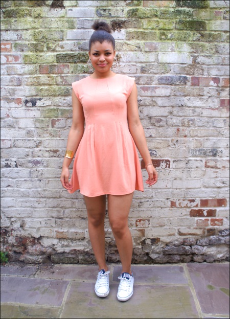 Robe en polyester avec des baskets d'été
