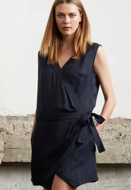 Robe courte noire en agrafes