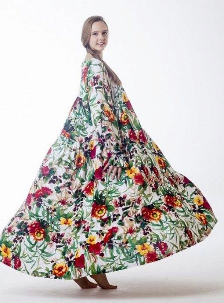 Longue robe à fleurs de la base dans le style folk