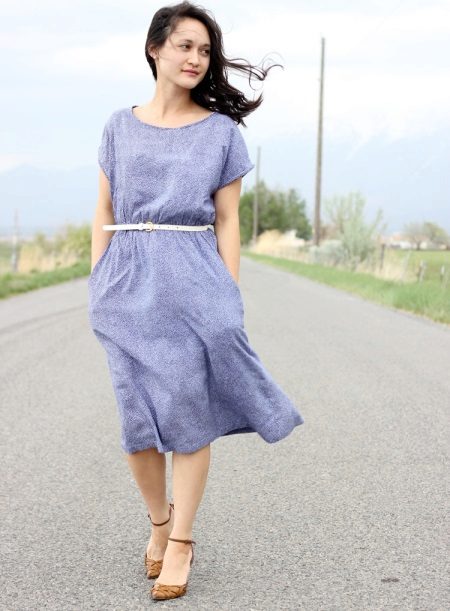Chaussures beiges pour une robe monophonique de base