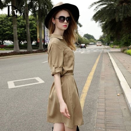 Chemise de ville brillante dans le style d'un safari