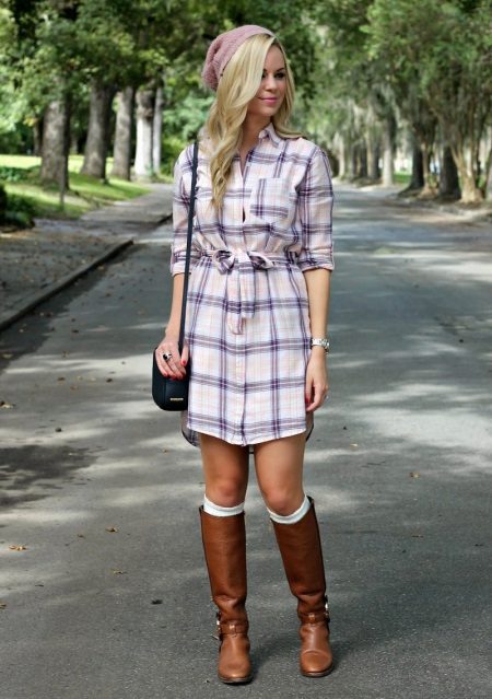 Chemise de ville à carreaux blanche avec des bottes marron sans talons