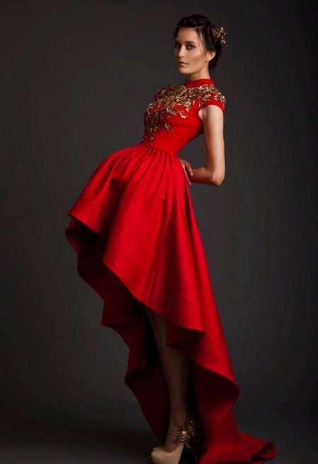 Robe courte avec corset et train