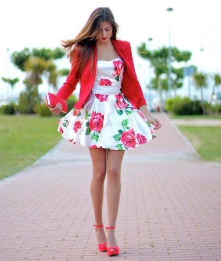 Robe blanche avec des roses en combinaison avec une veste rouge