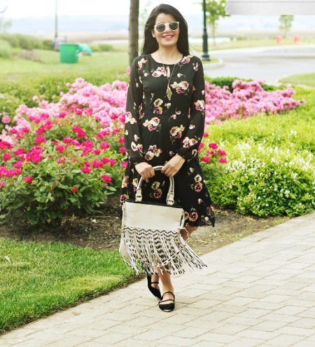 Robe noire avec des roses et un sac