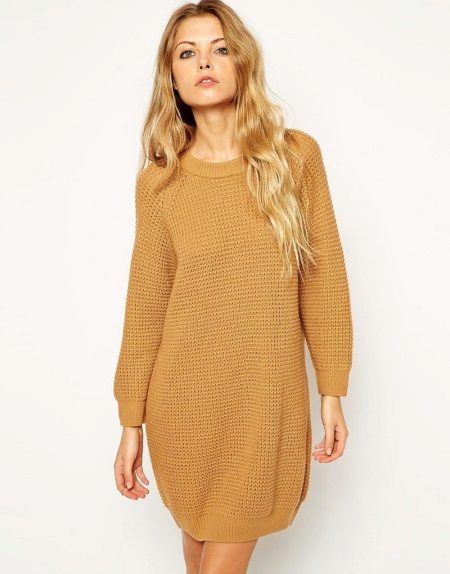 Robe en maille beige à manches longues raglan et encolure tortue