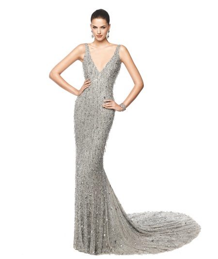 Robe grise brillante avec un train