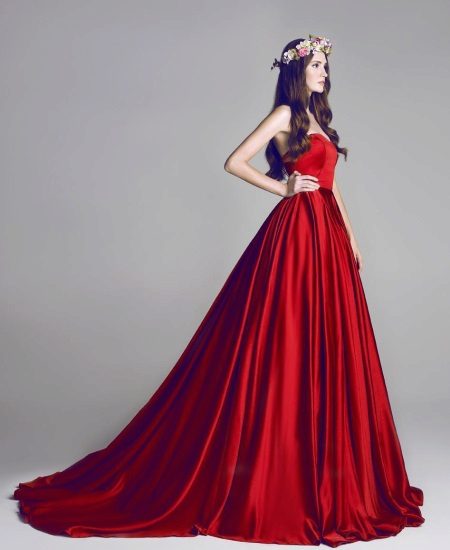 Robe en satin rouge avec traine