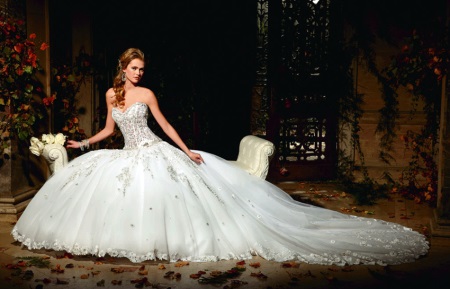 Robe blanche moelleuse avec corset et traîne