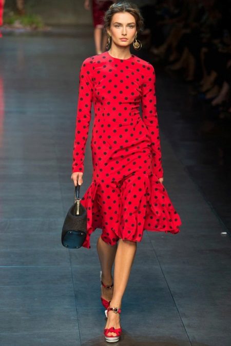 Robe rouge à pois noirs