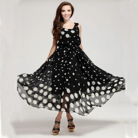 Robe à pois noire et blanche en différentes tailles