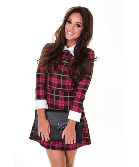 Robe courte à carreaux rouge (tartan) avec col et poignets blancs