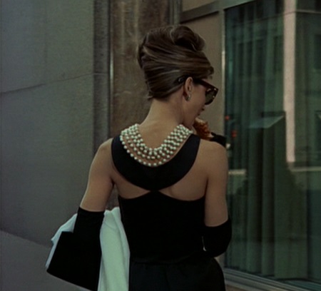 Audrey Hepburn nyitott estélyi ruhát nyit