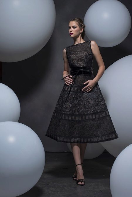 Habille dans le style de style gris