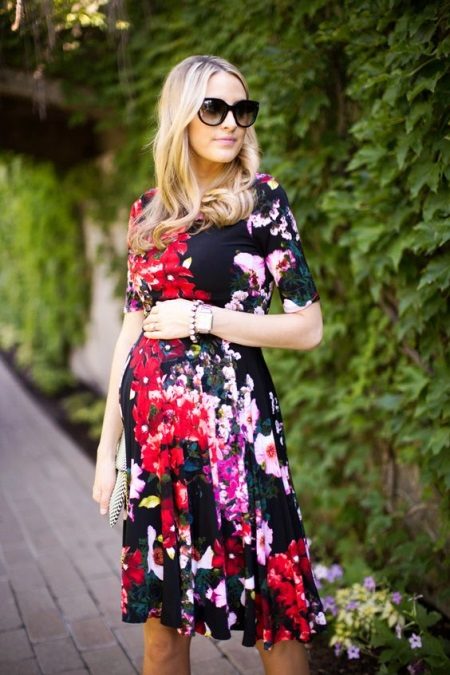 Dress with a pattern for the pregnant woman hiding the belly