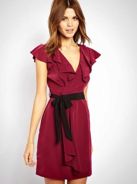 Robe à encolure en V et volants sur les épaules et la poitrine pour la silhouette Poire (triangle)