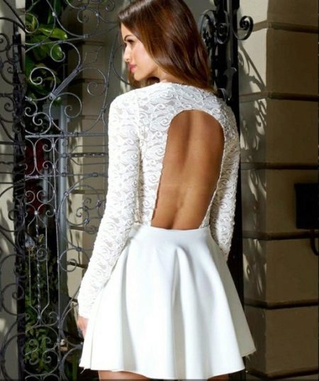 Robe courte blanche à manches longues et dos ouvert