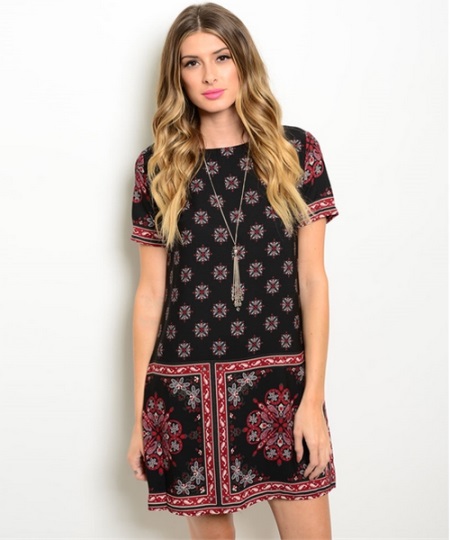 Robe avec un motif et une décoration à elle