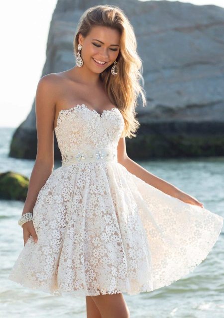 Belle robe évasée à taille haute