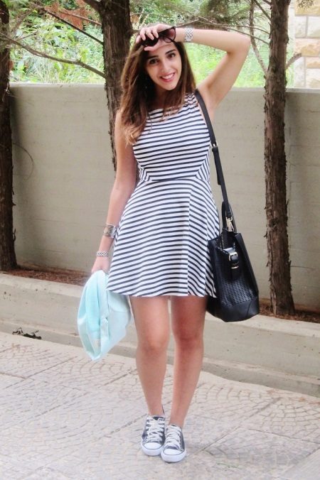 Robe courte à rayures horizontales avec des baskets