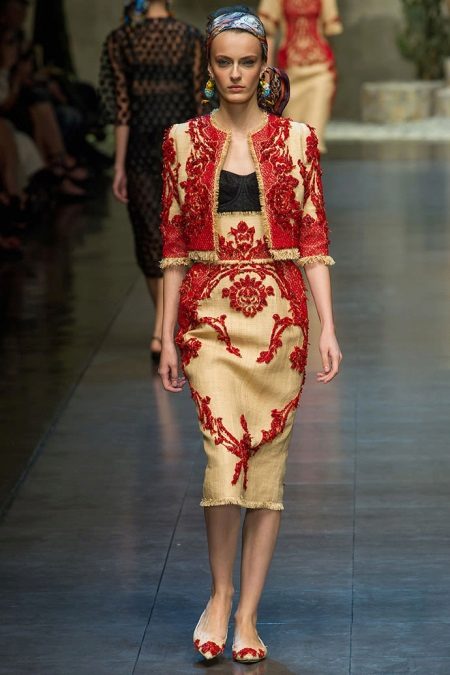 Robe jaune avec broderie baroque rouge