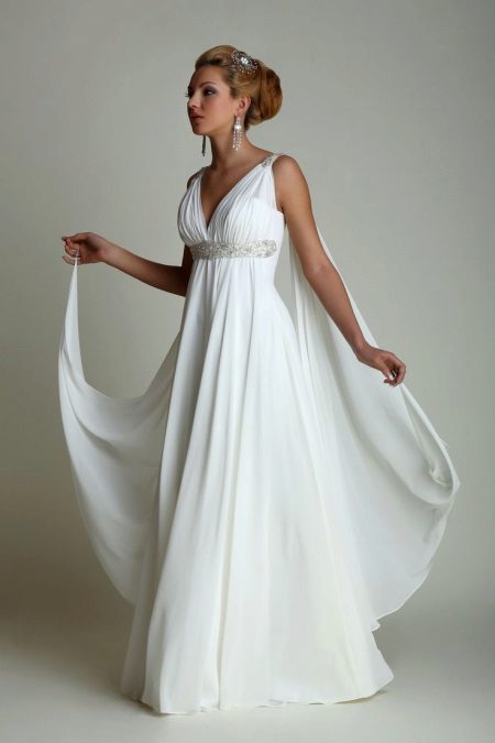 Robe blanche à la grecque, évasée à la poitrine