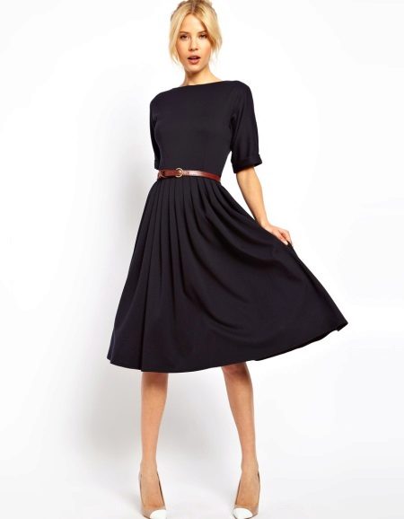 Robe noire, évasée à la taille
